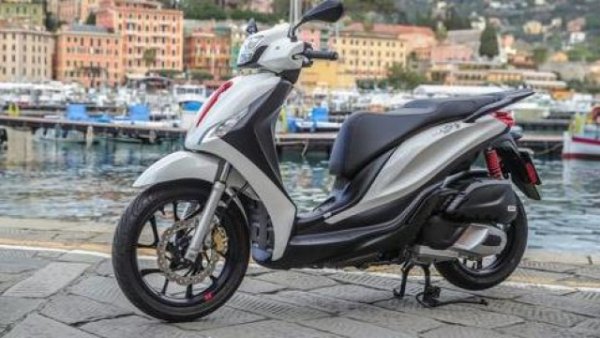 Тази машинка разполага с по-усъвършенствана версия на двигателя Piaggio 125 cc i-get с течно охлаждане, 4 клапана и система start&stop. Този мотор е вмъкнат в рама с една люлка, изработена от стоманени тръби с подсилена ламарина и може да достави 15 к.с. мощност при 8750 об/мин и 12 Нм въртящ момент при 6500 об/мин. Изключително впечатляващи стойности за сегмента, с разход на гориво декларирани 42 км/л. Останалата част от шасито включва хидравлична телескопична вилка за предното окачване, два хидравлични амортисьора с регулируемо предварително натоварване за задната част и спирачна система с 260 mm предни и 240 mm задни дискове, контролирани от двуканален ABS на Bosch.

Предното колело е 16-цолово, задното 14, а чистото тегло е 136 кг. Сред акцентите на Medley 125 се открояват изцяло LED фаровете, ергономичното седло на две нива, LCD инструментите и USB гнездото в задната част.

Алуминиевите джанти с пет разделени спици са 16-цолови отпред и 14-цолови отзад, височината на седалката е 799 мм.  В момента Piaggio го предлага в три цвята и на базова цена от 3799 евро.